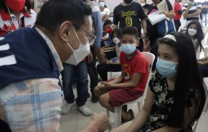 Duque praises AC’s vaccination efforts 