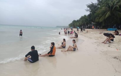 Turista sa Boracay di napigil ni ’Agaton’