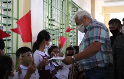 Lazatin distributes school items at Alberto G. Pabalan Elementary School
