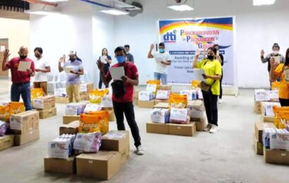 12 OFWs receive livelihood kits from DTI Bataan