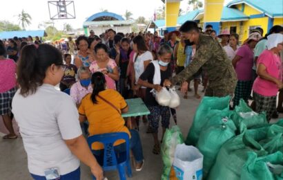 Nueva Ecija residents receive food packs from troops, local officials