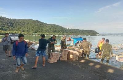 LGU, DSWD, Army troops deliver food packs to “Karding victims” 