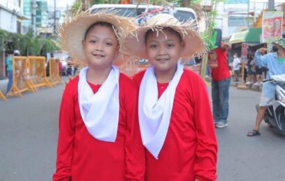 A sight to behold: Twins on a float in Kambal Festival parade