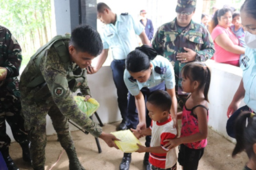 200 IP in Bulacan receive Christmas gift from troops