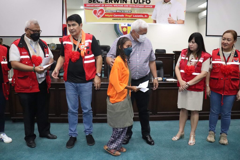 DSWD, Sec. Tulfo, and Mayor Pogi distribute financial aid to indigenous in Angeles City