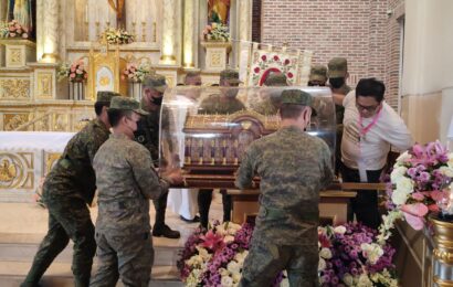 Soldiers assist CBCP in relics visit in Bataan