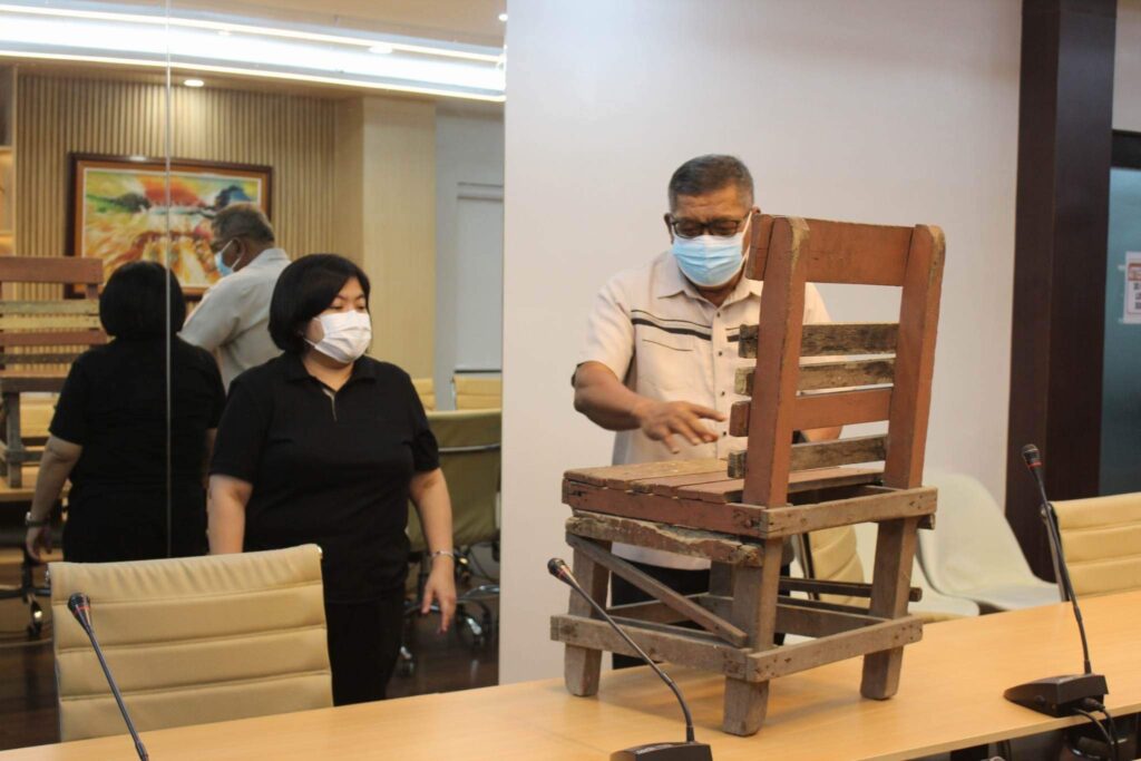 Angeles City government to repair 2K armchairs in 57 public schools