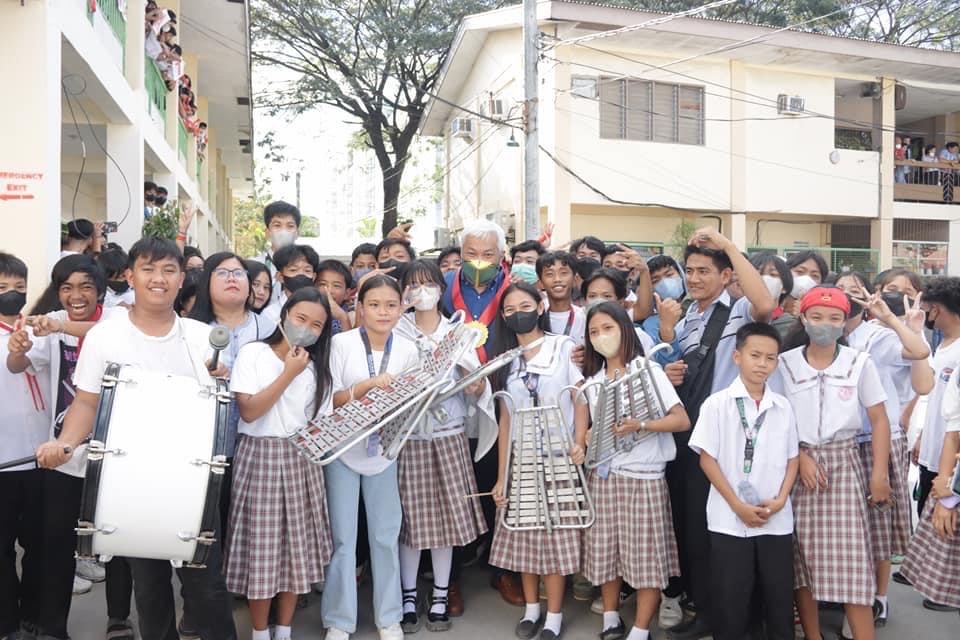 Mayor Lazatin continues distribution of school items at ACNHS