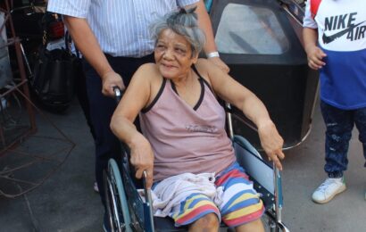 AC gov’t delivers wheelchairs to 191 Angeleños