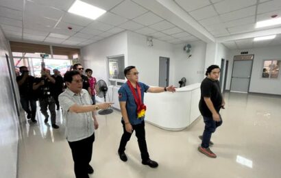 Bong Go, Mayor Villarica binuksan ang Super Health Center sa Meycauayan