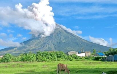 Mayon ejects ash