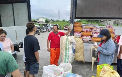 Pampang Public Market vendors exchange 799 kilos of plastic to rice