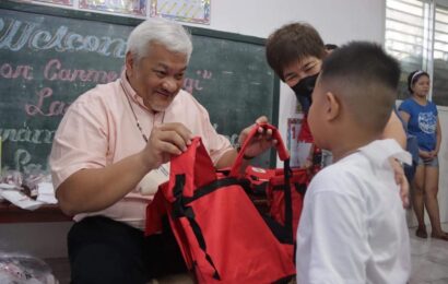 Parents commend Lazatin’s distribution of school gear, supply to Day Care students