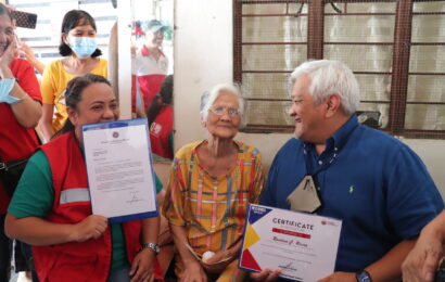 Two Angeleño centenarians get P100K each from DSWD