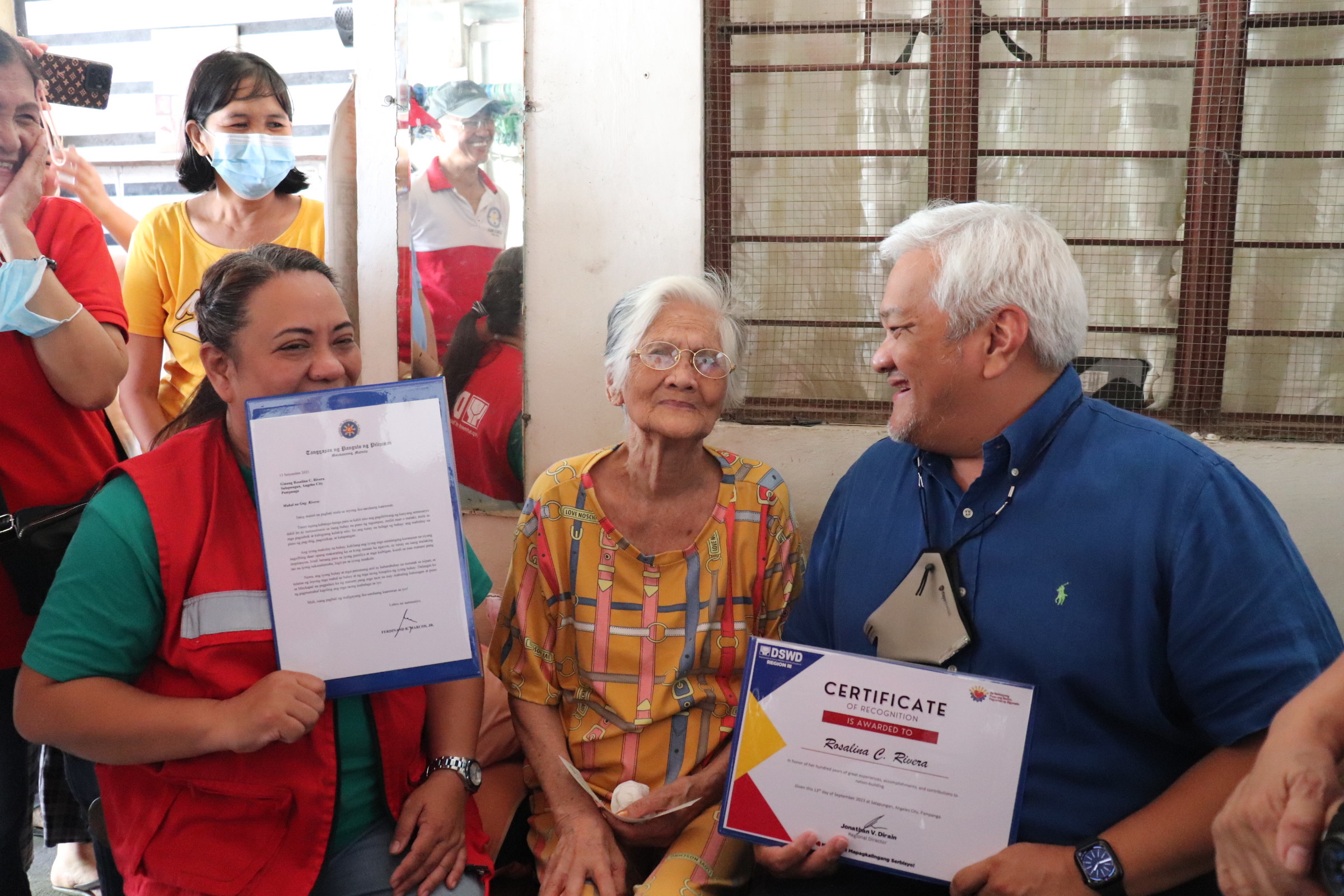 Two Angeleño centenarians get P100K each from DSWD