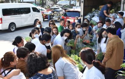 Bulakenyo consumers patronize KADIWA Retail Selling of highland vegetables