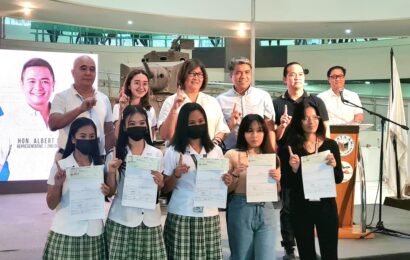 34 college students in Bataan receive cash aid from CHED