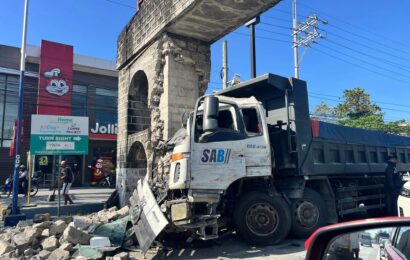 Truck sumalpok sa Arko ng Malolos-Guiguinto, 2 sugatan