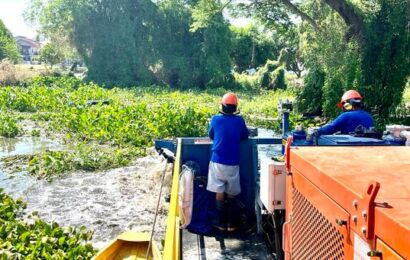 DPWH nagsasagawa ng hyacinth-clearing, dredging operation sa Pampanga river