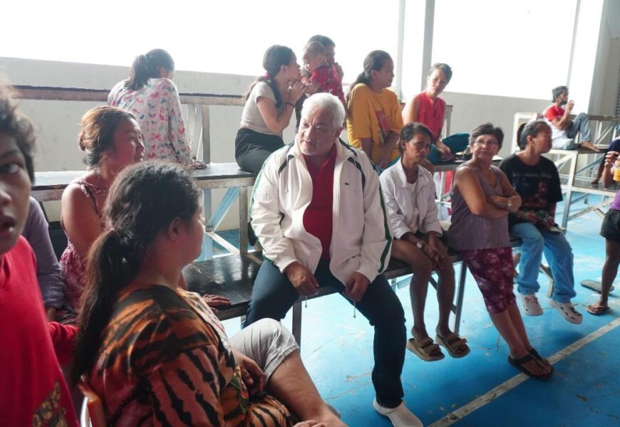 Mayor Lazatin visits flood victims at the evacuation center
