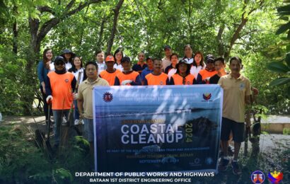 DPWH conducts cleanup in Orani River