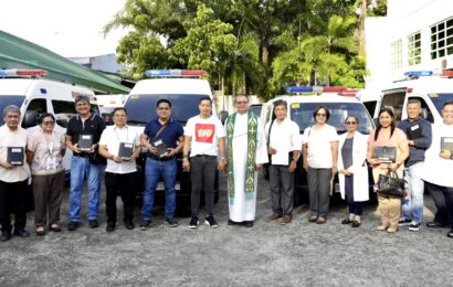 Fernando, namahagi ng 10 ambulansiya sa mga district hospital at health office sa lalawigan