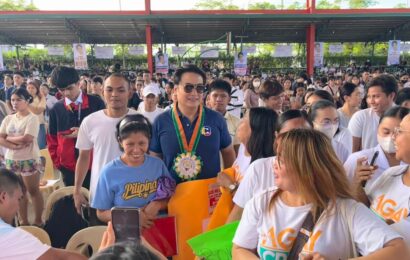 Sen. Revilla provides educational assistance to 2,000 students in Guiguinto