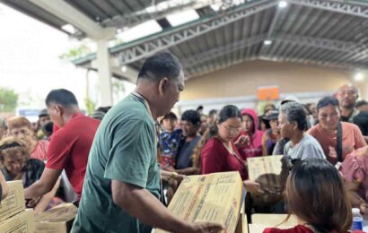 FPJ Panday Bayanihan Party-list, Daet LGU lead distribution of food packs to flood-affected families in Daet
