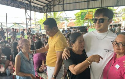 Fernando, Castro nagbigay ng cash assistance sa 87 pamilyang nasunugan sa Marilao Fernando, Castro nagbigay ng cash assistance sa 87 pamilyang nasunugan sa Marilao