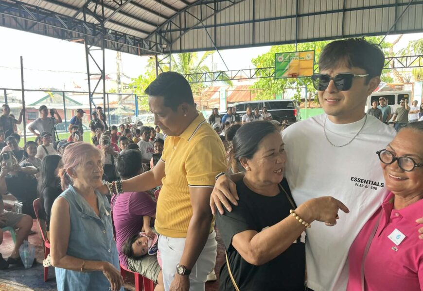 Fernando, Castro nagbigay ng cash assistance sa 87 pamilyang nasunugan sa Marilao Fernando, Castro nagbigay ng cash assistance sa 87 pamilyang nasunugan sa Marilao