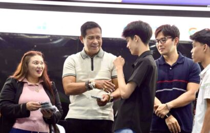 Fernando, Castro pinangunahan ang pamamahagi ng cash aid sa 1,900 Bulakenyo students Fernando, Castro pinangunahan ang pamamahagi ng cash aid sa 1,900 Bulakenyo students