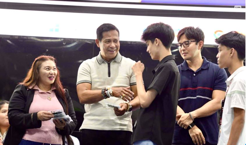 Fernando, Castro pinangunahan ang pamamahagi ng cash aid sa 1,900 Bulakenyo students Fernando, Castro pinangunahan ang pamamahagi ng cash aid sa 1,900 Bulakenyo students