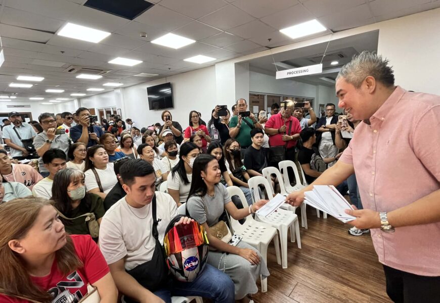 Cash aid ipinagkaloob ni Mayor Natividad sa 3rd batch ng pamilya ng OFW apektado ng giyera Cash aid ipinagkaloob ni Mayor Natividad sa 3rd batch ng pamilya ng OFW apektado ng giyera