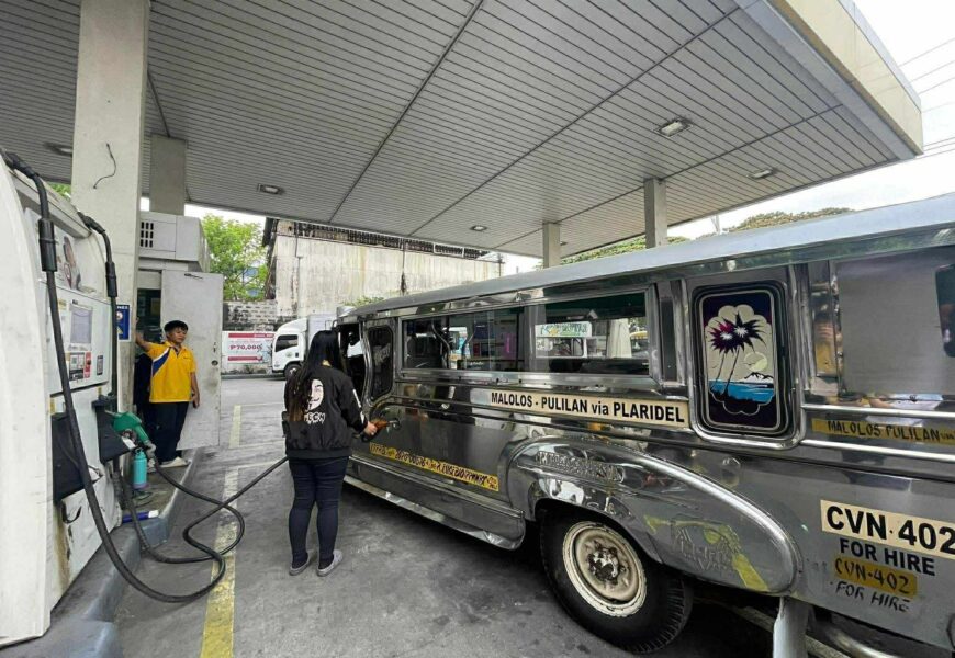 Bulacan gov distributes free fuel to jeepney drivers