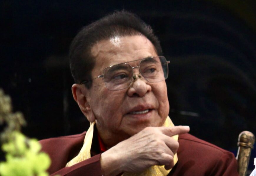 Ilocos farmers group kinasuhan ng graft sa Ombudsman ang Singson clan, at iba pa Ilocos farmers group kinasuhan ng graft sa Ombudsman ang Singson clan, at iba pa