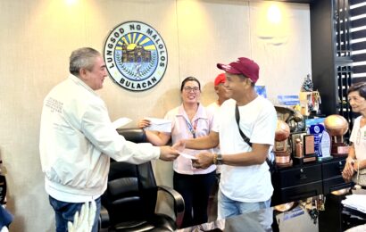 Mga magsasakang apektado ng dry spell tumanggap ng cash aid sa Malolos