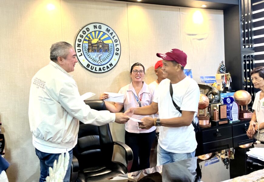 Mga magsasakang apektado ng dry spell tumanggap ng cash aid sa Malolos