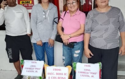 Evacuees in Angeles, Mabalacat get rice